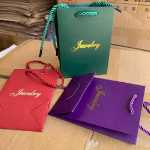 다크 그린 잉글리시 쥬얼리 박스 쥬얼리 페이퍼 백 쥬얼리 토트백 골드 로고의 그림