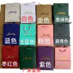 다크 그린 잉글리시 쥬얼리 박스 쥬얼리 페이퍼 백 쥬얼리 토트백 골드 로고의 그림