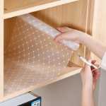 서랍 매트 종이 비 접착식 옷장 인테리어 습기 매트 먼지 매트 붙지 않는 주방 캐비닛 방수 오일 찬장 매트의 그림