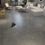 공장 도매 주택 리모델링 PVC 바닥재 가정용 대리석 타일 스티커 석재 플라스틱 바닥재 자체 접착 SPC 바닥재의 그림