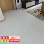 제조업체는 PVC 바닥재 장식 가정용 대리석 타일 페이스트 자체 접착 SPC 석재 플라스틱 바닥재를 공급합니다.의 그림