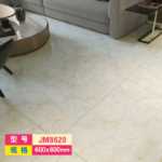 제조업체는 PVC 바닥재 장식 가정용 대리석 타일 페이스트 자체 접착 SPC 석재 플라스틱 바닥재를 공급합니다.의 그림