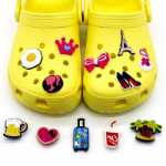 꽃 버클 PVC 신발의 그림