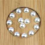 반원형 진주, 진주 액세서리, 모조 진주, 보석 액세서리, 한국 헤어 액세서리, 레진 액세서리, 헤어 액세서리 DIY의 그림