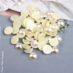 반원형 진주, 진주 액세서리, 모조 진주, 보석 액세서리, 한국 헤어 액세서리, 레진 액세서리, 헤어 액세서리 DIY의 그림