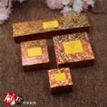 보석 상자 종이 열린 창 보석 상자 귀걸이 반지 펜던트 팔찌 보석 보석 보석 포장 상자의 그림