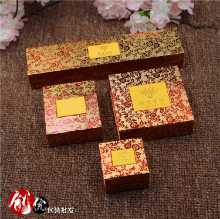 보석 상자 종이 열린 창 보석 상자 귀걸이 반지 펜던트 팔찌 보석 보석 보석 포장 상자의 그림