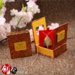 보석 상자 종이 열린 창 보석 상자 귀걸이 반지 펜던트 팔찌 보석 보석 보석 포장 상자의 그림