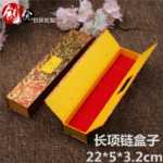 보석 상자 종이 열린 창 보석 상자 귀걸이 반지 펜던트 팔찌 보석 보석 보석 포장 상자의 그림