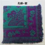 가을과 겨울 두 배 두꺼운 모직 사각 스카프 농촌 여성은 머리 스카프를 감싸고 중년 및 노인 여성은 구식 노동 보호를 땅에까지 감쌌습니다.의 그림