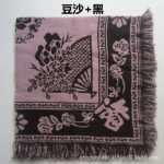 가을과 겨울 두 배 두꺼운 모직 사각 스카프 농촌 여성은 머리 스카프를 감싸고 중년 및 노인 여성은 구식 노동 보호를 땅에까지 감쌌습니다.의 그림