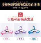 제조업체는 건조 교수형 옷걸이 바닥 가판대 미끄럼 방지 옷걸이 성인용 코트 소품 바닥 가판대 비 마킹 코트 랙 딥 플라스틱 코트 랙을 공급합니다.의 그림