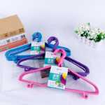 제조업체는 건조 교수형 옷걸이 바닥 가판대 미끄럼 방지 옷걸이 성인용 코트 소품 바닥 가판대 비 마킹 코트 랙 딥 플라스틱 코트 랙을 공급합니다.의 그림