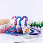 제조업체는 건조 교수형 옷걸이 바닥 가판대 미끄럼 방지 옷걸이 성인용 코트 소품 바닥 가판대 비 마킹 코트 랙 딥 플라스틱 코트 랙을 공급합니다.의 그림