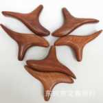 메인 삼각 새 마사지 스크래핑 보드 마호가니 삼지창 나무 경혈 마사지 보조 여행 용품의 그림