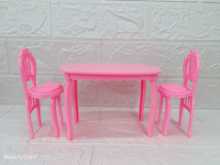 장난감 테이블의 그림