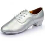 남성용 라틴 댄스 신발의 그림