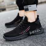 남성 스니커즈의 그림