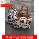 레오파드 여행 가방 암소 프린트의 그림