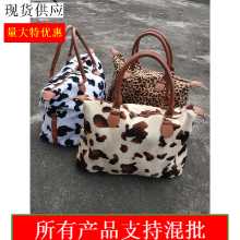 레오파드 여행 가방 암소 프린트의 그림