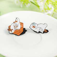 소파에서 팝콘을 먹으며 영화를 보고, 코에 콧물이 줄줄 흐르는 베개에 누워 잠들고, 귀여운 하얀 거위 브로치를 하고 있습니다.의 그림