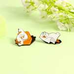 소파에서 팝콘을 먹으며 영화를 보고, 코에 콧물이 줄줄 흐르는 베개에 누워 잠들고, 귀여운 하얀 거위 브로치를 하고 있습니다.의 그림