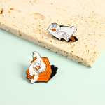 소파에서 팝콘을 먹으며 영화를 보고, 코에 콧물이 줄줄 흐르는 베개에 누워 잠들고, 귀여운 하얀 거위 브로치를 하고 있습니다.의 그림