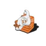 소파에서 팝콘을 먹으며 영화를 보고, 코에 콧물이 줄줄 흐르는 베개에 누워 잠들고, 귀여운 하얀 거위 브로치를 하고 있습니다.의 그림