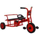 버킷이 달린 유치원 세발자전거의 그림