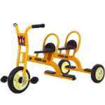 버킷이 달린 유치원 세발자전거의 그림