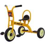 버킷이 달린 유치원 세발자전거의 그림