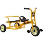 버킷이 달린 유치원 세발자전거의 그림