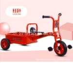 버킷이 달린 유치원 세발자전거의 그림