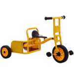 버킷이 달린 유치원 세발자전거의 그림