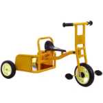 버킷이 달린 유치원 세발자전거의 그림