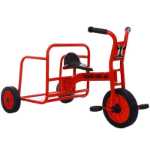 버킷이 달린 유치원 세발자전거의 그림