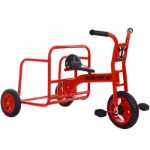 버킷이 달린 유치원 세발자전거의 그림