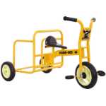 버킷이 달린 유치원 세발자전거의 그림