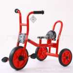 버킷이 달린 유치원 세발자전거의 그림