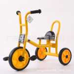 버킷이 달린 유치원 세발자전거의 그림