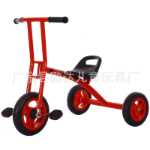 버킷이 달린 유치원 세발자전거의 그림