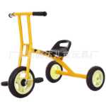 버킷이 달린 유치원 세발자전거의 그림