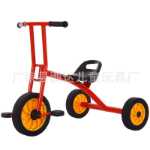 버킷이 달린 유치원 세발자전거의 그림