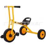 버킷이 달린 유치원 세발자전거의 그림