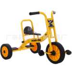 버킷이 달린 유치원 세발자전거의 그림