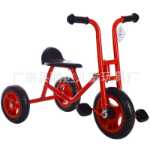 버킷이 달린 유치원 세발자전거의 그림