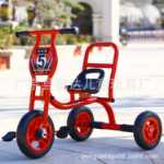 버킷이 달린 유치원 세발자전거의 그림