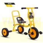 버킷이 달린 유치원 세발자전거의 그림