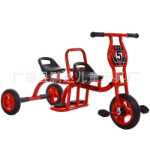 버킷이 달린 유치원 세발자전거의 그림