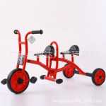 버킷이 달린 유치원 세발자전거의 그림